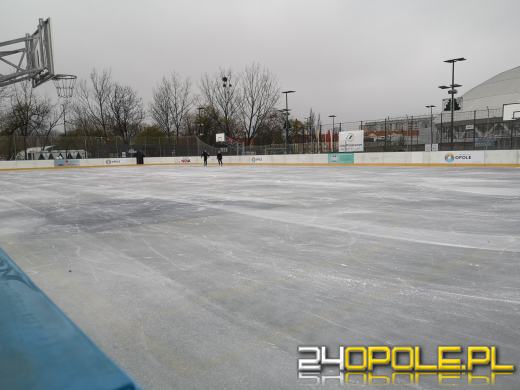 Można już ślizgać się na lodowisku "pod chmurką" w Opolu