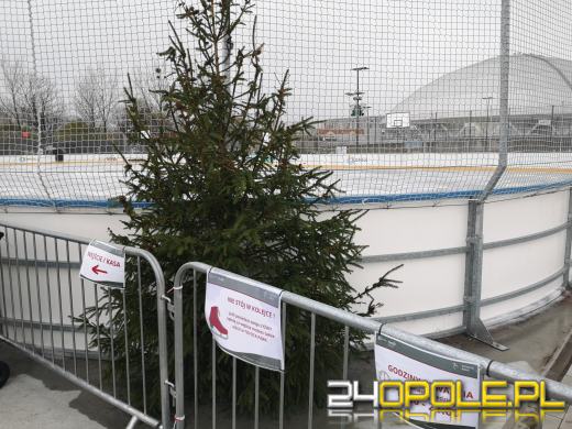 Można już ślizgać się na lodowisku "pod chmurką" w Opolu