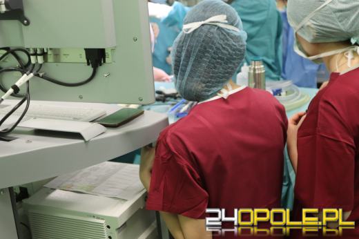 Super robot medyczny pomaga opolskim lekarzom w trakcie operacji