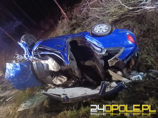 Dachowanie na DW 426. Kierowca trafił do szpitala 