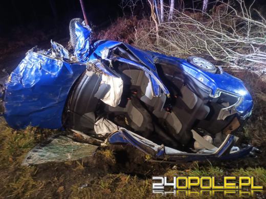 Dachowanie na DW 426. Kierowca trafił do szpitala 