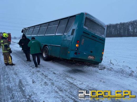 Autobus przewożący pasażerów zjechał do rowu