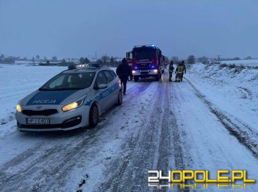 Autobus przewożący pasażerów zjechał do rowu