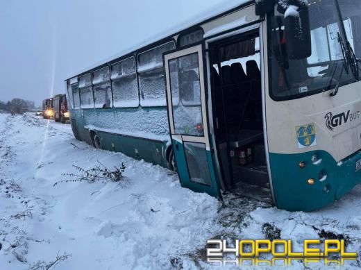 Autobus przewożący pasażerów zjechał do rowu