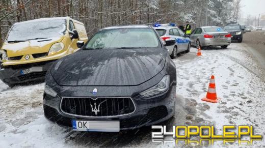 Kierowca Maserati uderzył w radiowóz zabezpieczający inny samochód