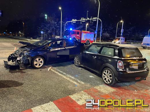 Trzy samochody zderzyły się na skrzyżowaniu w Opolu