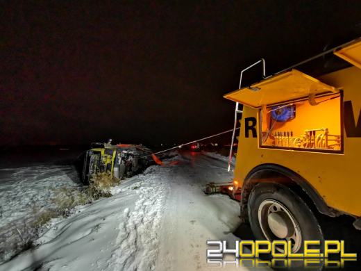 Kierujący ciężarówką zjechał do rowu podczas wymijania