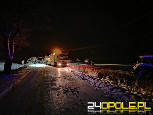 Kierujący ciężarówką zjechał do rowu podczas wymijania