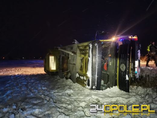 Kierujący ciężarówką zjechał do rowu podczas wymijania
