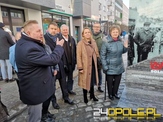 Uroczyście odsłonięto tablicę informacyjną Izby Pamięci Solidarności