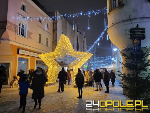 Trwa Jarmark Bożonarodzeniowy. Opolanie tłumnie odwiedzają stoiska i atrakcje