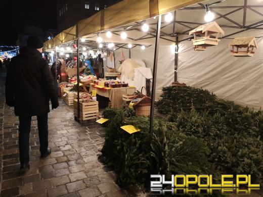 Trwa Jarmark Bożonarodzeniowy. Opolanie tłumnie odwiedzają stoiska i atrakcje