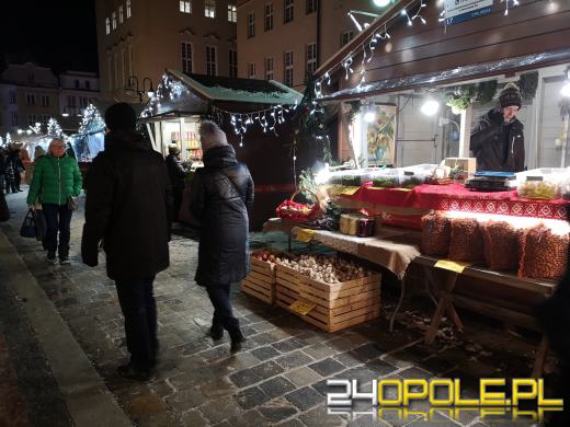 Trwa Jarmark Bożonarodzeniowy. Opolanie tłumnie odwiedzają stoiska i atrakcje