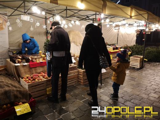 Trwa Jarmark Bożonarodzeniowy. Opolanie tłumnie odwiedzają stoiska i atrakcje
