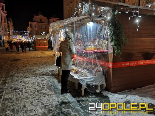 Trwa Jarmark Bożonarodzeniowy. Opolanie tłumnie odwiedzają stoiska i atrakcje