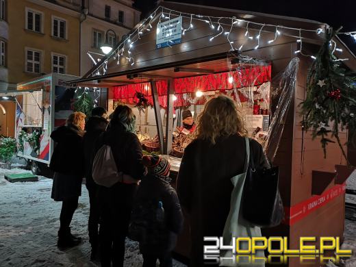 Trwa Jarmark Bożonarodzeniowy. Opolanie tłumnie odwiedzają stoiska i atrakcje