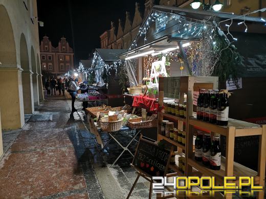 Trwa Jarmark Bożonarodzeniowy. Opolanie tłumnie odwiedzają stoiska i atrakcje