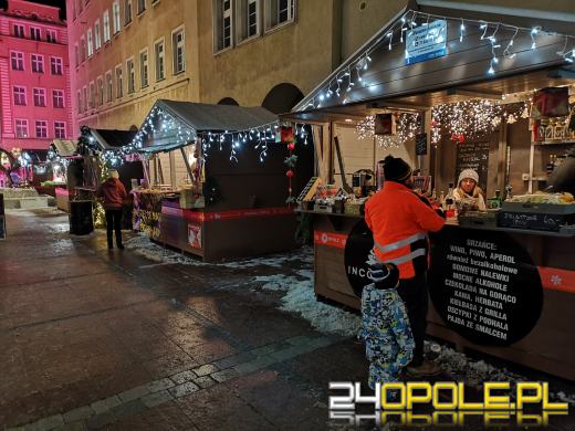 Trwa Jarmark Bożonarodzeniowy. Opolanie tłumnie odwiedzają stoiska i atrakcje