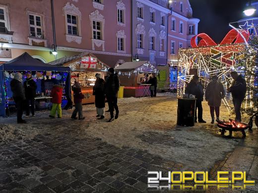 Trwa Jarmark Bożonarodzeniowy. Opolanie tłumnie odwiedzają stoiska i atrakcje