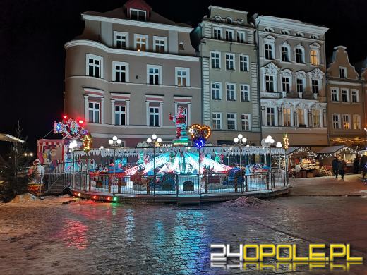 Trwa Jarmark Bożonarodzeniowy. Opolanie tłumnie odwiedzają stoiska i atrakcje