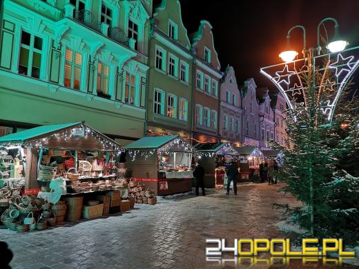 Trwa Jarmark Bożonarodzeniowy. Opolanie tłumnie odwiedzają stoiska i atrakcje