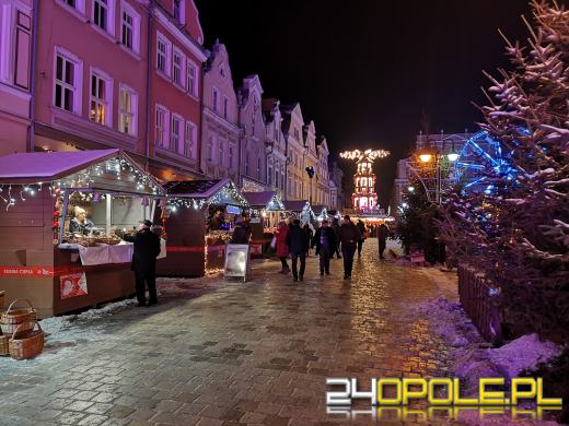Trwa Jarmark Bożonarodzeniowy. Opolanie tłumnie odwiedzają stoiska i atrakcje