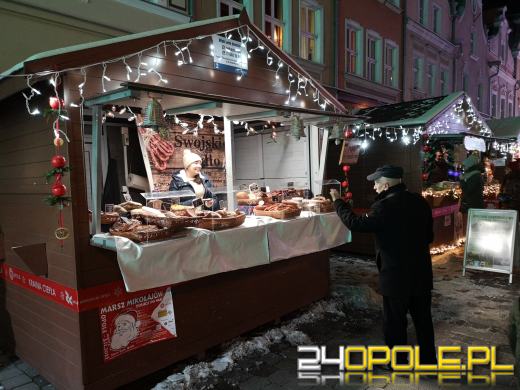 Trwa Jarmark Bożonarodzeniowy. Opolanie tłumnie odwiedzają stoiska i atrakcje
