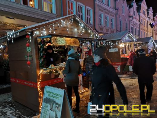 Trwa Jarmark Bożonarodzeniowy. Opolanie tłumnie odwiedzają stoiska i atrakcje
