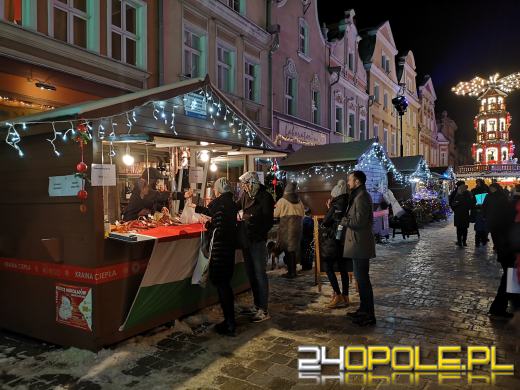 Trwa Jarmark Bożonarodzeniowy. Opolanie tłumnie odwiedzają stoiska i atrakcje
