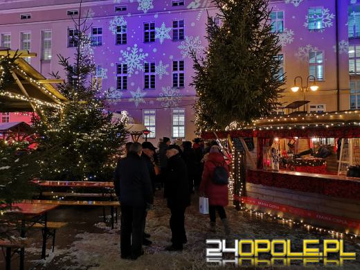 Trwa Jarmark Bożonarodzeniowy. Opolanie tłumnie odwiedzają stoiska i atrakcje