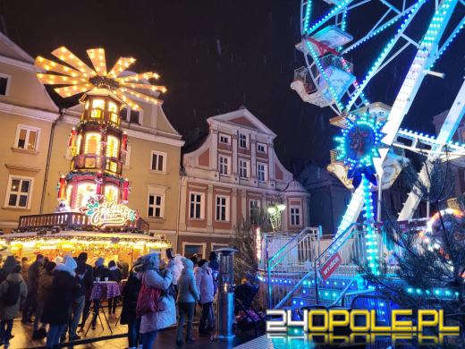 Trwa Jarmark Bożonarodzeniowy. Opolanie tłumnie odwiedzają stoiska i atrakcje