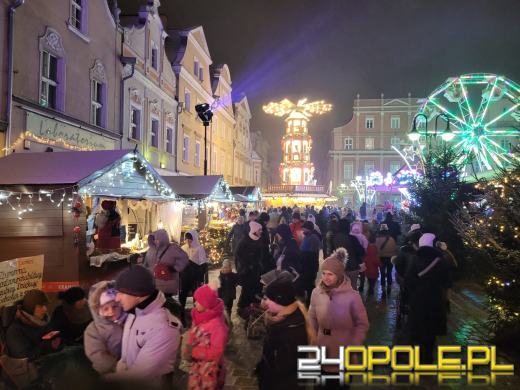 Trwa Jarmark Bożonarodzeniowy. Opolanie tłumnie odwiedzają stoiska i atrakcje