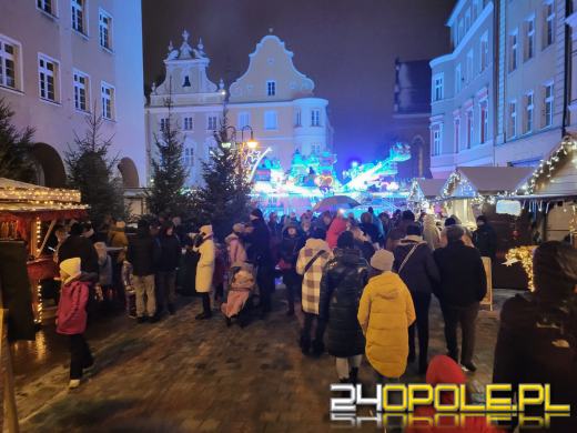 Trwa Jarmark Bożonarodzeniowy. Opolanie tłumnie odwiedzają stoiska i atrakcje