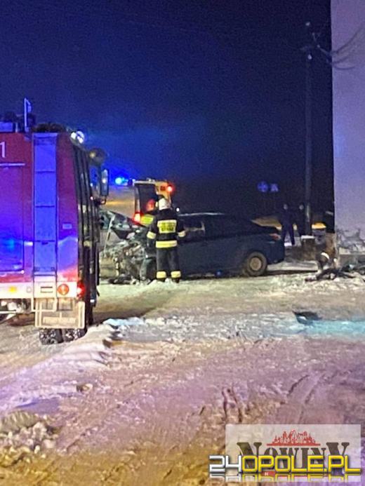 Samochód uderzył w budynek w powiecie nyskim