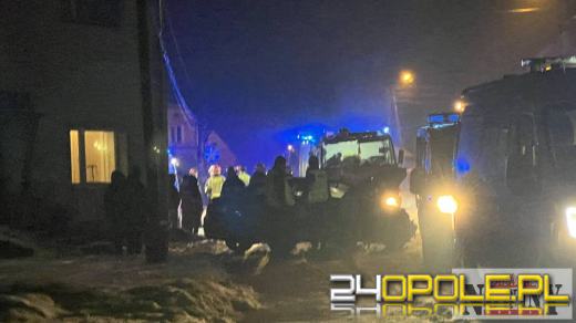 Samochód uderzył w budynek w powiecie nyskim