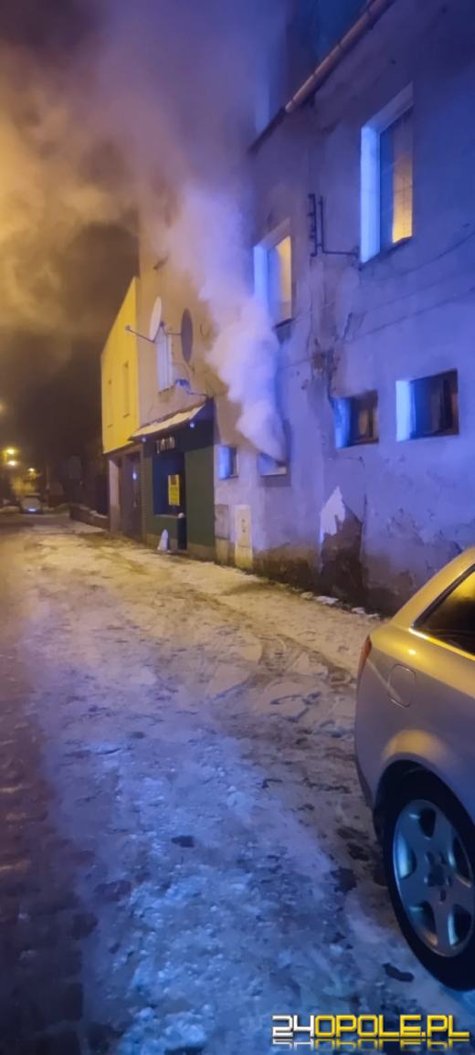 Pożar piwnicy w Namysłowie. Strażacy walczyli z ogniem nocą