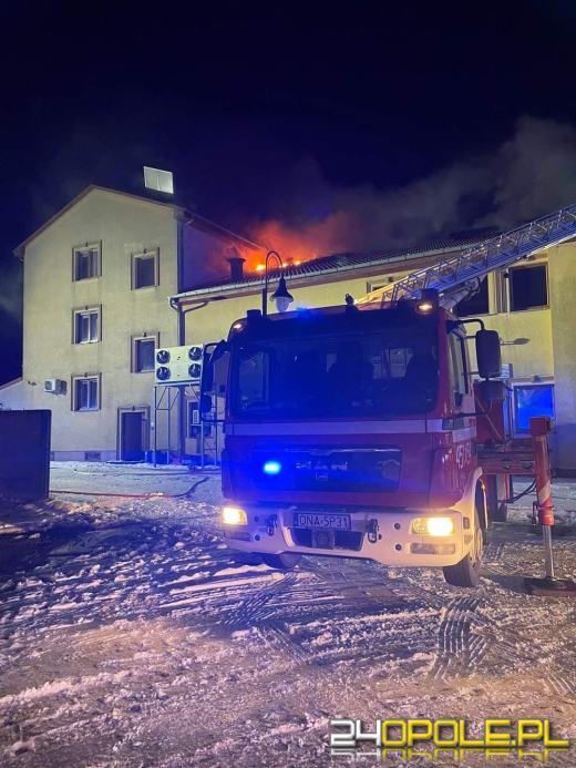 Kilkanaście zastępów straży walczyło z pożarem poddasza restauracji