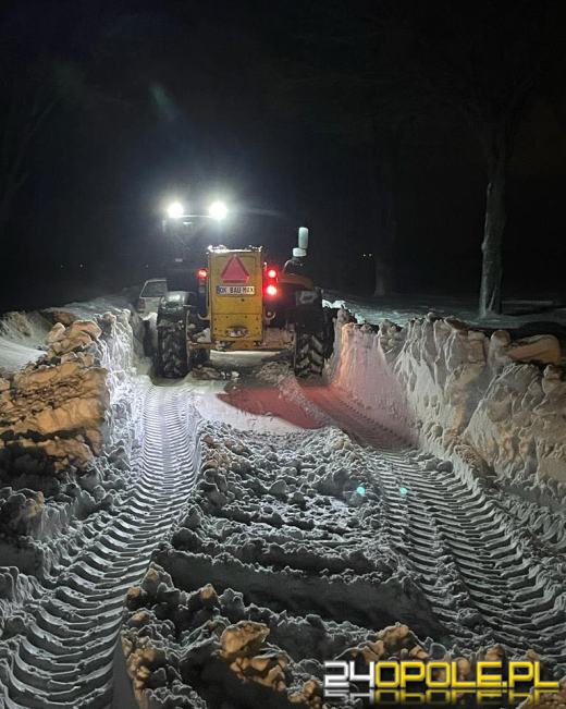 Na drogach zalega śnieg. Samochody utykają w zaspach