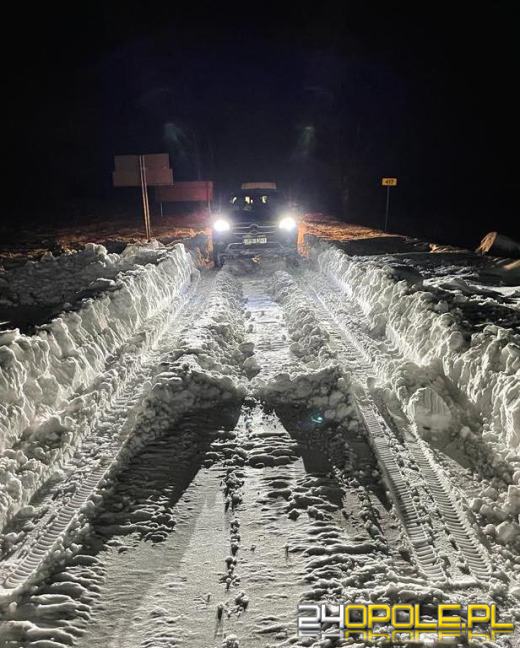 Na drogach zalega śnieg. Samochody utykają w zaspach