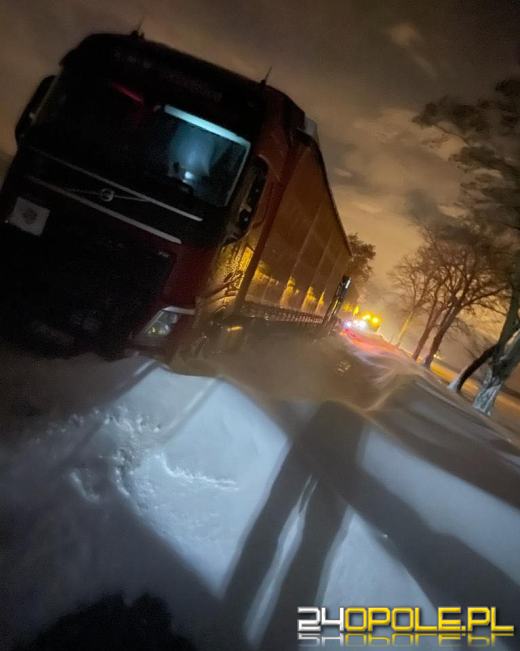 Na drogach zalega śnieg. Samochody utykają w zaspach