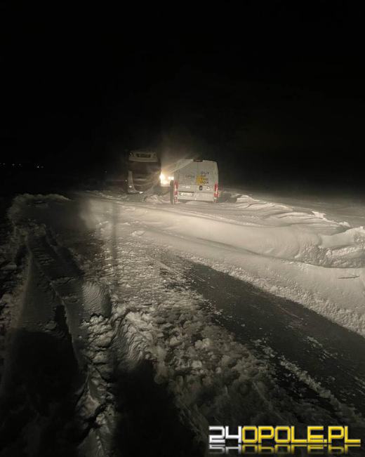 Na drogach zalega śnieg. Samochody utykają w zaspach