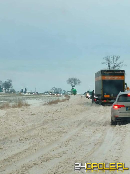 Drogi nadal nieprzejezdne. Kierowcy utknęli na DK 38