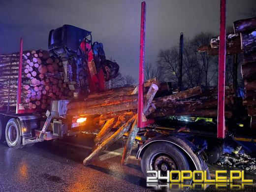 Z ciężarówki spadło drewno. Obwodnica Opola była zablokowana