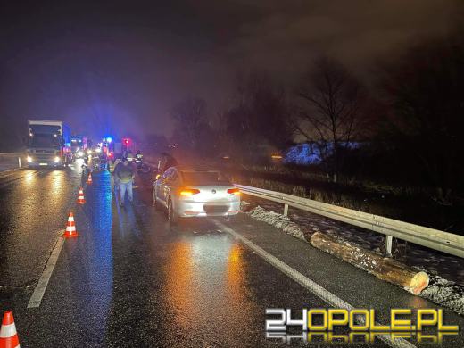 Z ciężarówki spadło drewno. Obwodnica Opola była zablokowana