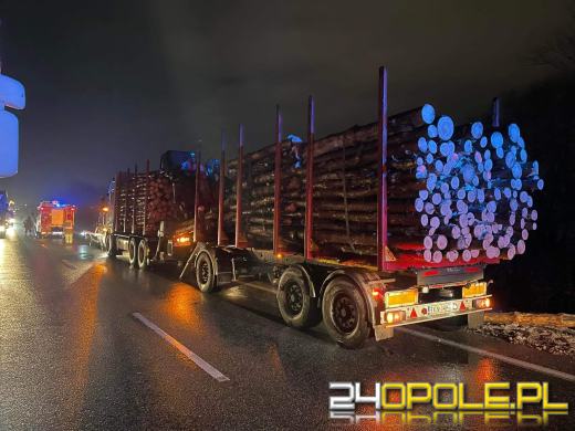 Z ciężarówki spadło drewno. Obwodnica Opola była zablokowana