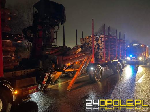 Z ciężarówki spadło drewno. Obwodnica Opola była zablokowana