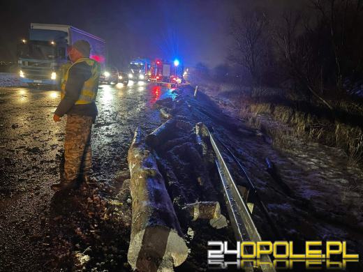 Z ciężarówki spadło drewno. Obwodnica Opola była zablokowana