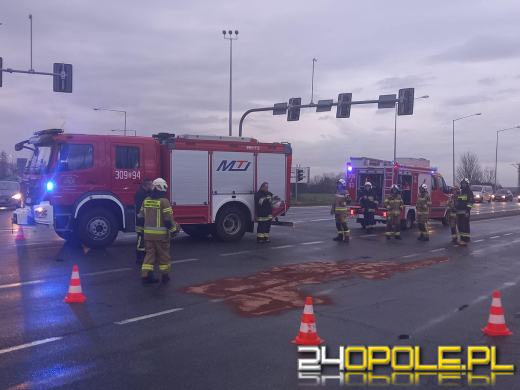 Zderzenie 3 samochodów osobowych na obwodnicy miasta. Jedna osoba trafiła do szpitala
