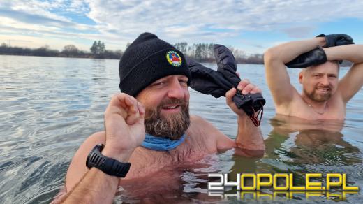Świąteczne jedzenie spalali...w zimnej wodzie. Tam też powitają Nowy Rok