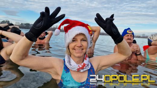 Świąteczne jedzenie spalali...w zimnej wodzie. Tam też powitają Nowy Rok